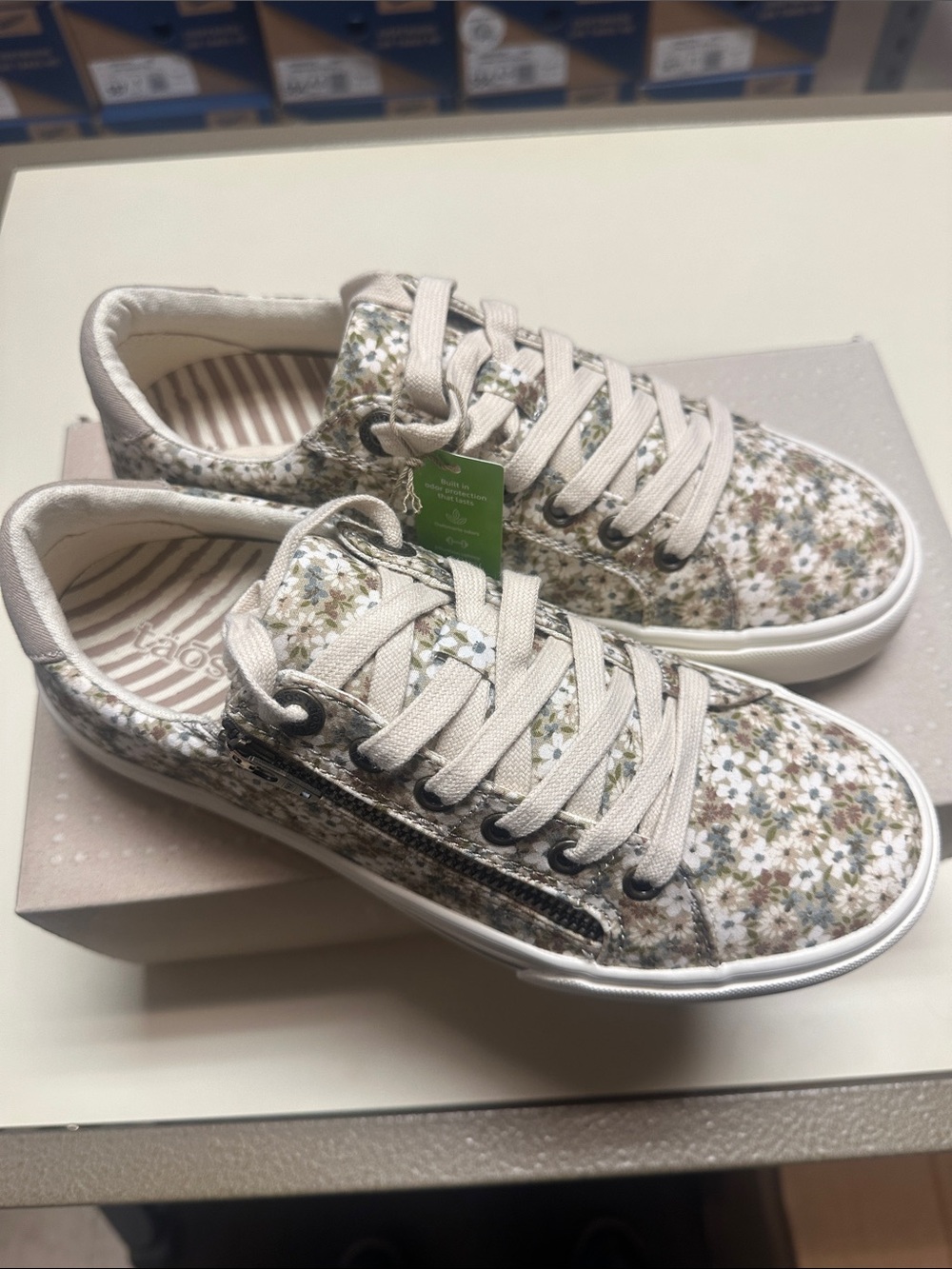 Taps Z Soul Natural Floral Zip-Accent Low Top Sneakers in Beige & White - Picture 3 of 11